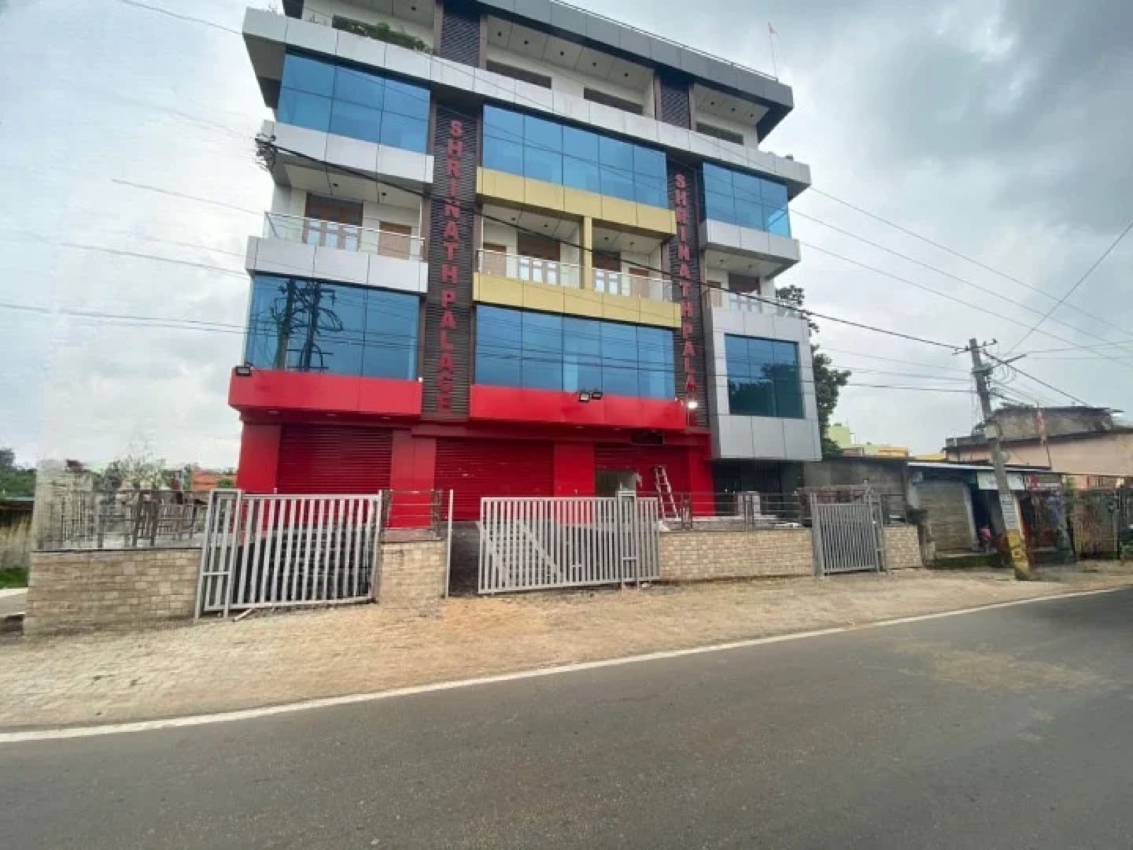 Street view of Shri Nath Palace hotel in Deoghar, Jharkhand