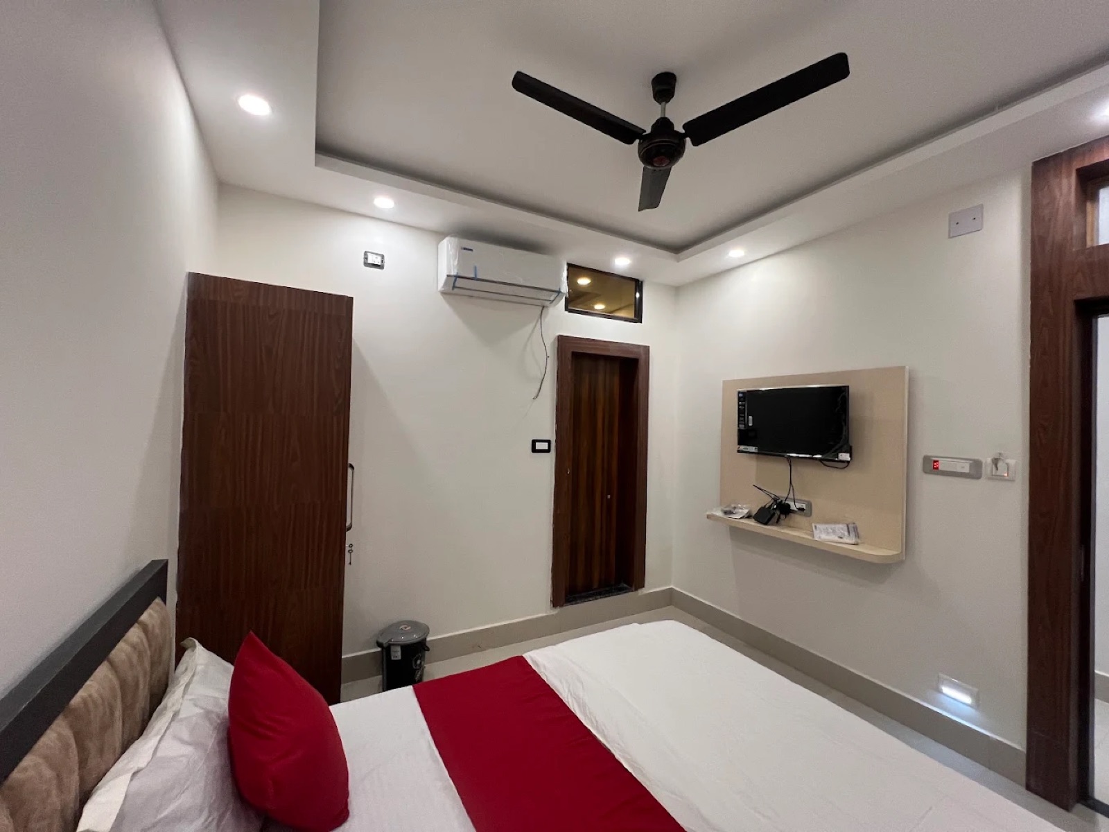 Deluxe AC Room at Shri Nath Palace, Deoghar